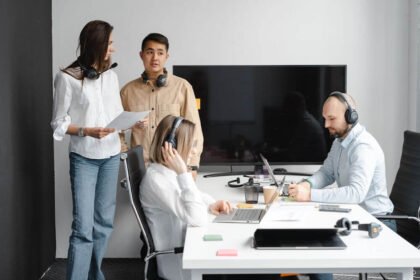How to Bridge the Communication Gap Between Field Workers and Headquarters?